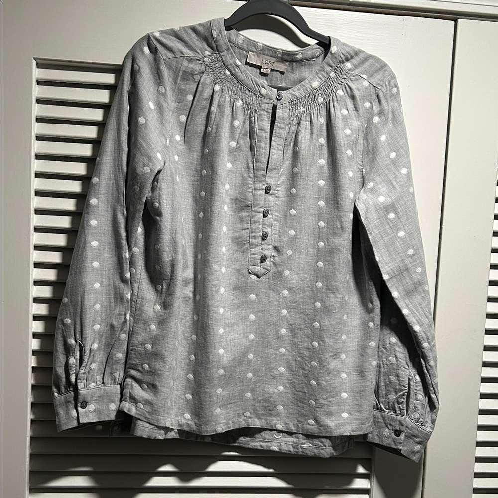 LOFT Gray and White Patterned Top. Size medium. Like new.